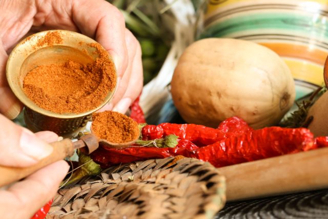 Обычная паприка — это хорошо, но копчёная — это что-то с чем-то. Её делают из перцев, которые сушат над дубовым дымом, и в результате получается порошок с глубоким красным цветом и ароматом, который напоминает костёр и гриль. Копчённая паприка