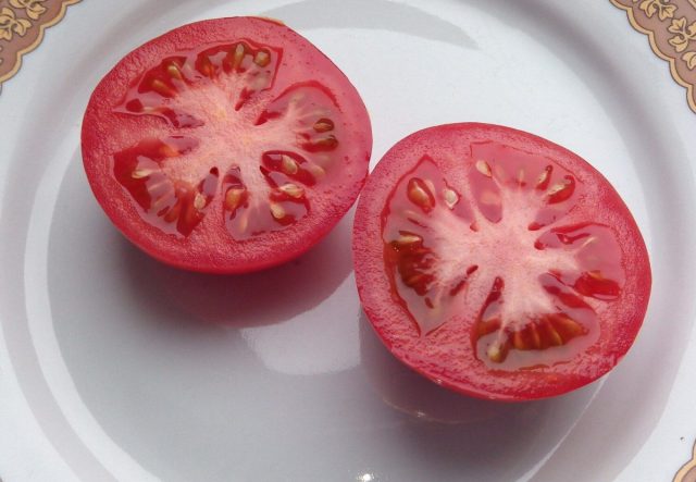 Плоды у саньки некрупные, 80-100 граммов, круглые, красные.