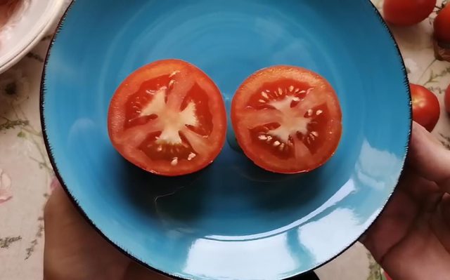 Плоды у интуиции F1 среднего размера, 90-110 граммов, круглые, ровные, красные. Мякоть плотная, но не деревянная, сочная.