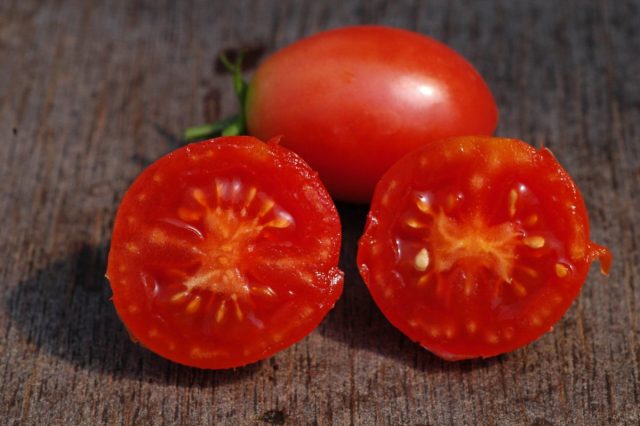 Плоды томата Чио-чио-сан в разрезе