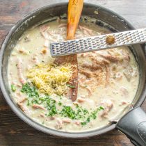 Добавляем в сковороду столовую ложку измельченной зелени, тертый твердый сыр. Добавляем в сковороду столовую ложку измельченной зелени, тертый твердый сыр.