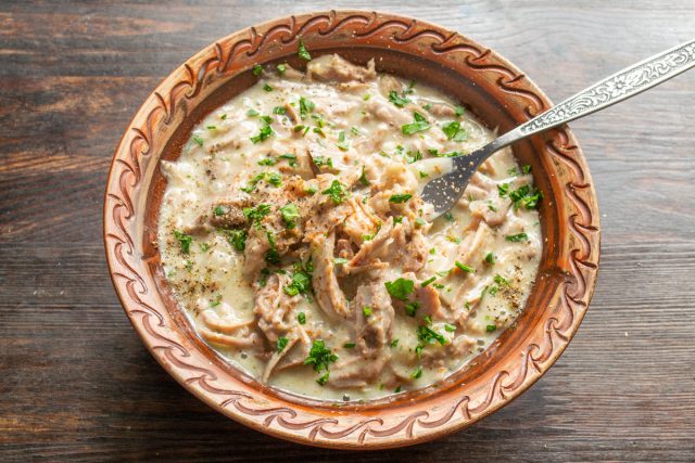 Бефстроганов из отварной говядины подаем на стол горячим или теплым. Бефстроганов из отварной говядины подаем на стол горячим или теплым.