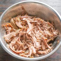 Отварную говядину разбираем на волокна или нарезаем узкими длинными полосками. Отварную говядину разбираем на волокна или нарезаем узкими длинными полосками.