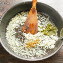 Бросаем нарезанный лук в разогретое масло. Бросаем нарезанный лук в разогретое масло.