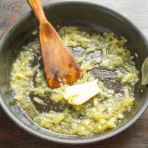 Кладем в сковороду столовую ложку сливочного масла. Кладем в сковороду столовую ложку сливочного масла.