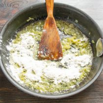 Просеиваем пшеничную муку в сковороду прямо на обжаренный лук Просеиваем пшеничную муку в сковороду прямо на обжаренный лук