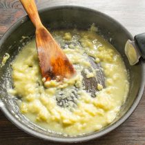 Затем небольшими порциями вливаем мясной или куриный бульон. Затем небольшими порциями вливаем мясной или куриный бульон.