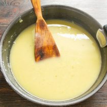 Вливаем тонкой струйкой оставшийся бульон. Вливаем тонкой струйкой оставшийся бульон.