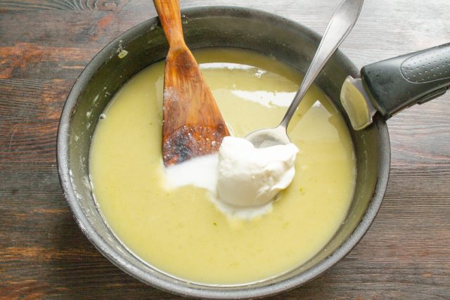 Добавляем сметану, по вкусу солим и перчим молотым черным перцем. Добавляем сметану, по вкусу солим и перчим молотым черным перцем.