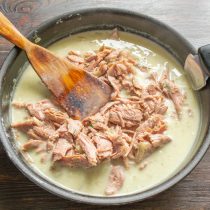 Добавляем отварную говядину или телятину. Добавляем отварную говядину или телятину.