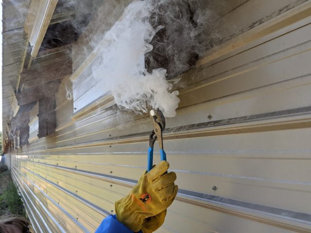 Серные шашки доступны и стоят недорого, но очень токсичны и требуют полного отсутствия птицы в течение минимум 3 дней после обработки.