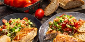 Фаршированное сыром куриное филе с сальсой из огурцов и помидоров - Рецепты Фаршированное сыром куриное филе с сальсой из огурцов и помидоров