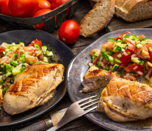 Фаршированное сыром куриное филе с сальсой из огурцов и помидоров - Рецепты Фаршированное сыром куриное филе с сальсой из огурцов и помидоров