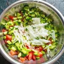 Добавляем лук к помидорам и огурцам. Добавляем лук к помидорам и огурцам.