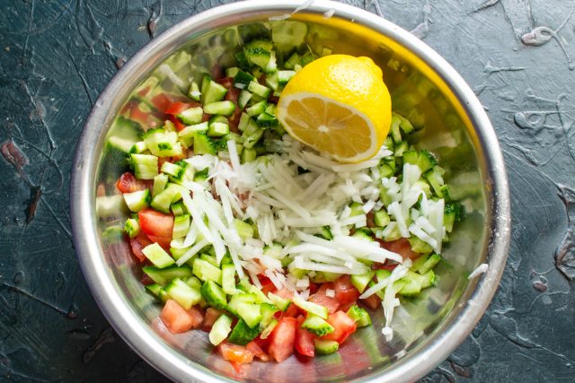 Выжимаем сок из половинки лимона или лайма, процеживаем, чтобы избавиться от косточек. Выжимаем сок из половинки лимона или лайма, процеживаем, чтобы избавиться от косточек.