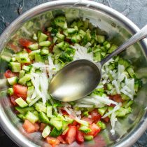 Добавляем раздавленный или пропущенный через пресс зубчик чеснока. Добавляем раздавленный или пропущенный через пресс зубчик чеснока.