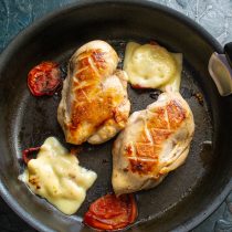 Когда мясо готово, кладём на ломтики помидоров нарезанный сыр. Когда мясо готово, кладём на ломтики помидоров нарезанный сыр.