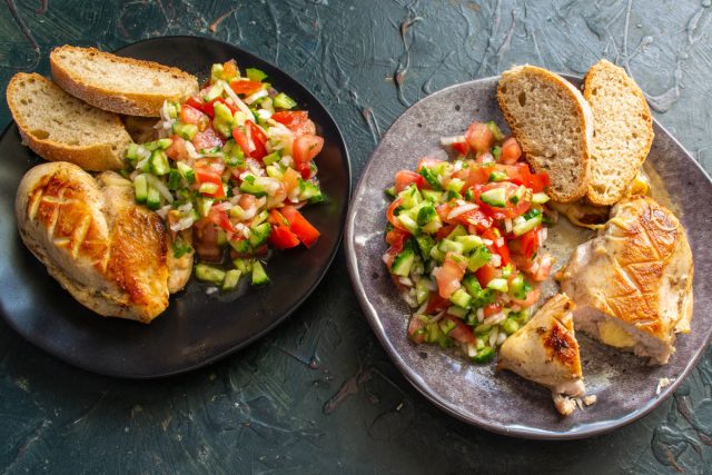 Выкладываем куриное филе, фаршированное сыром на тарелку. Рядом кладём поджаренные помидоры с растаявшим сыром и горку сальсы из помидоров и огурцов. Выкладываем куриное филе, фаршированное сыром на тарелку. Рядом кладём поджаренные помидоры с растаявшим сыром и горку сальсы из помидоров и огурцов.