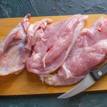 Аккуратно отделяем мясо от каркаса грудки. Аккуратно отделяем мясо от каркаса грудки.