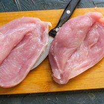 Прорезаем куриное филе с одного края, затем пальцами расширяем углубление. Прорезаем куриное филе с одного края, затем пальцами расширяем углубление.