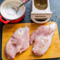 Посыпаем мясо солью и молотым черным перцем. Посыпаем мясо солью и молотым черным перцем.