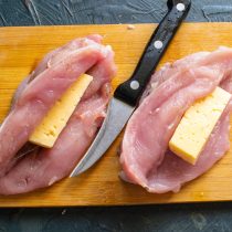 Вкладываем в карманы по кусочку твердого сыра. Вкладываем в карманы по кусочку твердого сыра.