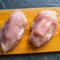 Скалываем карманы зубочистками или деревянными шпажками. Скалываем карманы зубочистками или деревянными шпажками.