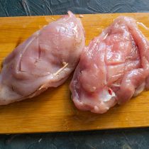 Острым ножом делаем неглубокие надрезы крест-накрест с двух сторон филе. Острым ножом делаем неглубокие надрезы крест-накрест с двух сторон филе.