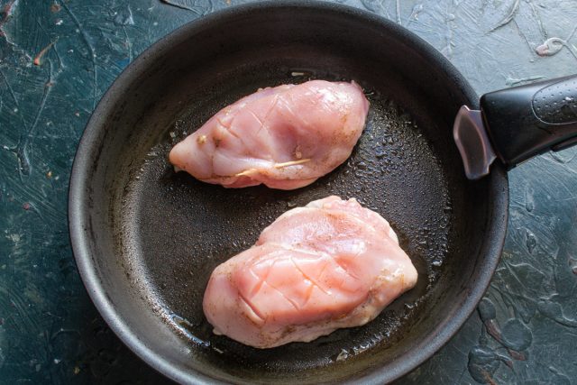 Кладём фаршированное филе на разогретую сковороду, жарим до золотистой корочки, переворачиваем. Кладём фаршированное филе на разогретую сковороду, жарим до золотистой корочки, переворачиваем.