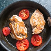 Один помидор нарезаем кружочками. Один помидор нарезаем кружочками.