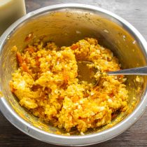 Начинку солим по вкусу, хорошо перемешиваем. Начинку солим по вкусу, хорошо перемешиваем.