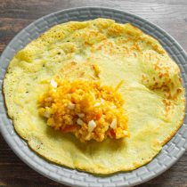 Жарим блинчики на сильно разогретой сковороде, смазанной растительным маслом или жиром. Жарим блинчики на сильно разогретой сковороде, смазанной растительным маслом или жиром.