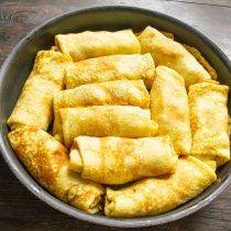 Сковороду смазываем маслом, выкладываем фаршированные блины с тыквой и рисом. Сковороду смазываем маслом, выкладываем фаршированные блины с тыквой и рисом.