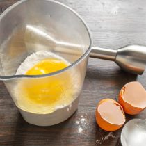 На муку разбиваем два крупных куриных яйца. На муку разбиваем два крупных куриных яйца.