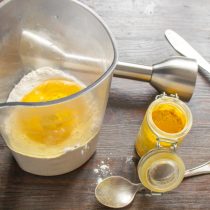 Насыпаем молотую куркуму. Насыпаем молотую куркуму.