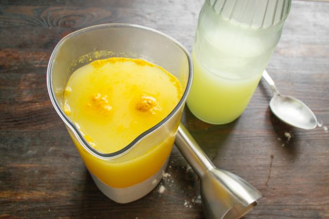 Вливаем пахту или молочную сыворотку. Вливаем пахту или молочную сыворотку.