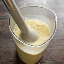 Погружным блендером смешиваем тесто несколько минут, пока не получится жидкое тесто без комков. Погружным блендером смешиваем тесто несколько минут, пока не получится жидкое тесто без комков.