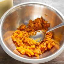 Запеченную тыквы режем мелко. Запеченную тыквы режем мелко.