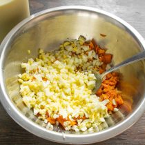 Добавляем яйца к тыкве. Добавляем яйца к тыкве.