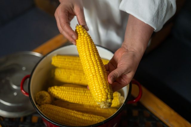 Кукуруза – содержит клетчатку, лютеин и зеаксантин. Варка на пару или гриль сохраняет сладость и антиоксиданты, переваривание убивает часть полезного.