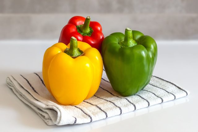 Перец болгарский – витамин C в сыром виде сохраняется полностью. Быстрое запекание или стир-фрай сохраняют хруст и часть витаминов, длительная термообработка снижает пользу.