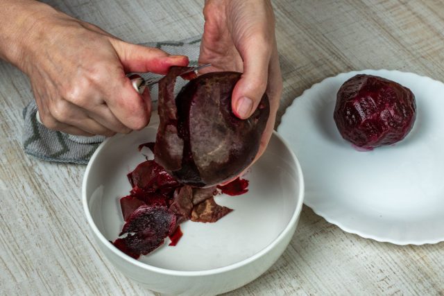 Свёкла – корнеплод, стойкий к термообработке, но требует правильного подхода. Сохраняет бетаин, нитраты и бетацианины лучше при запекании или лёгкой варке в кожуре; длительное вымачивание снижает пользу.