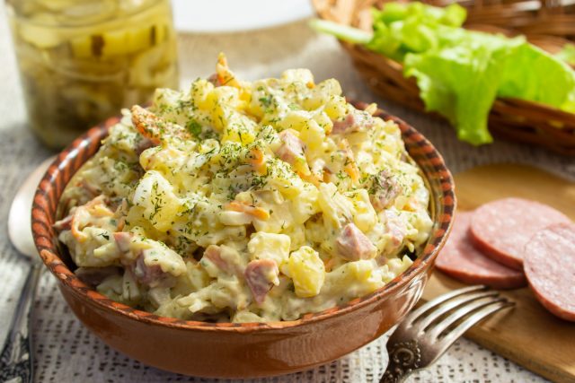 Картофельный салат с копченой колбасой Картофельный салат с копченой колбасой