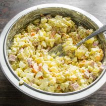 Перемешиваем салат, по вкусу солим и перчим свежесмолотым черным перцем. Перемешиваем салат, по вкусу солим и перчим свежесмолотым черным перцем.