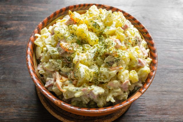 Картофельный салат с копченой колбасой подаем на стол с ржаным хлебом. Салат сытный, очень вкусный. Картофельный салат с копченой колбасой подаем на стол с ржаным хлебом. Салат сытный, очень вкусный.