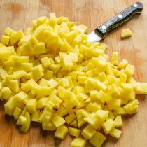 Картофель чистим от кожуры, нарезаем кубиками примерно пол сантиметра. Картофель чистим от кожуры, нарезаем кубиками примерно пол сантиметра.