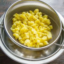 Время варки зависит от сорта картофеля, обычно нужно примерно 5 минут. Время варки зависит от сорта картофеля, обычно нужно примерно 5 минут.