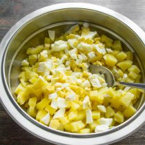 Вареный яйца охлаждаем, чистим, нарезаем мелкими кубиками и добавляем к вареному картофелю. Вареный яйца охлаждаем, чистим, нарезаем мелкими кубиками и добавляем к вареному картофелю.