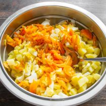 В сковороду наливаем 1 столовую ложку растительного масла, бросаем нарезанные овощи. В сковороду наливаем 1 столовую ложку растительного масла, бросаем нарезанные овощи.