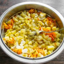 Нарезаем кубиками маринованные огурцы, добавляем в салат. Нарезаем кубиками маринованные огурцы, добавляем в салат.